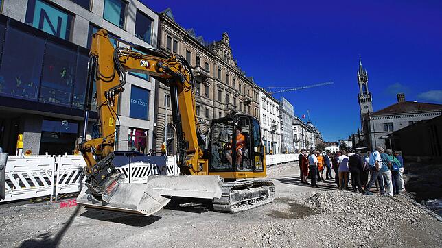 Der Lago-Keisel ist halb fertig und gleichzeitig wird bereits am Bahnhofplatz gebuddelt.