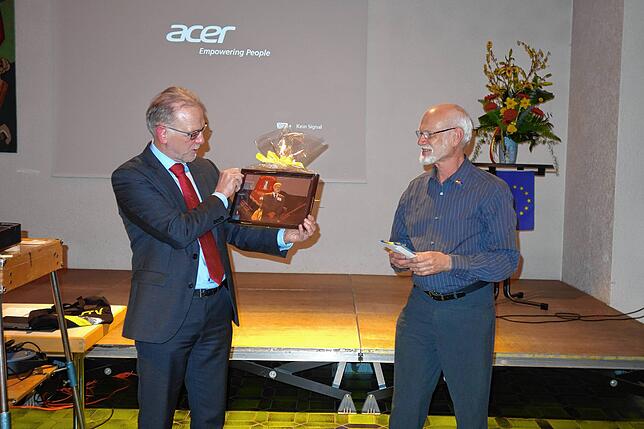 Bürgermeister Johannes Moser bedankt sich beim Ulrich Scheller mit einem Bild und einem Tankgutschein für seine 25 Jahre währendes ...