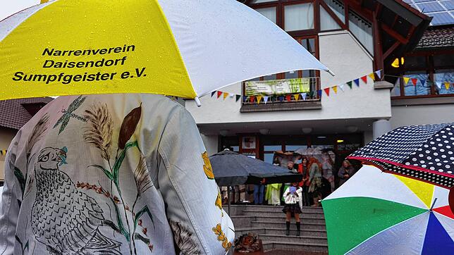 Bild : Fasnacht 2025: Narren übernehmen Daisendorfer Rathaus - die schönsten Bilder!