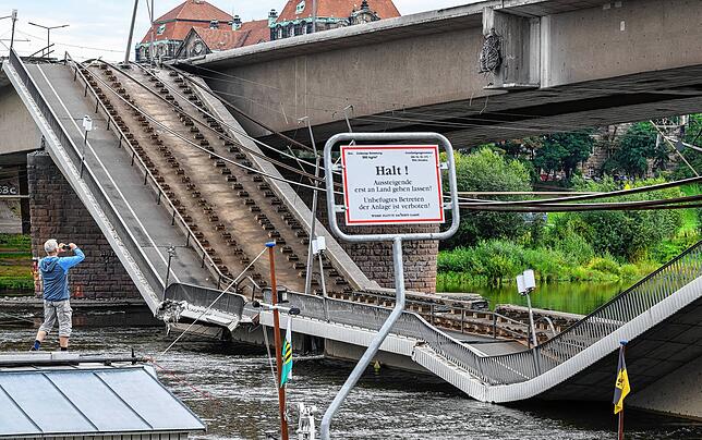 Bild 2: Knapp an der Katastrophe vorbei: Teile von Brücke in Dresden in die Elbe eingestürzt