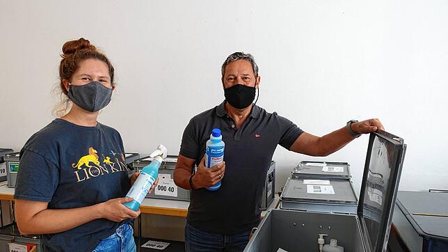 Hygiene im Wahllokal: Neben Plexiglas-Scheiben statten Wahlleiter Andreas Thöni und seine Kollegin Heike Ortmann die Teams vor der ...