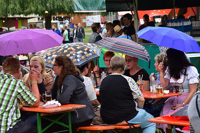 Ein Regenschauer zog am Samstagabend über den Festplatz. Kurz danach konnte trocken weiter gefeiert werden.