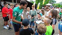 Ein Autogramm vom Vizeweltmeister und Weltrekordhalter: Fußball-Freestyler Patrick Bäurer aus Hondingen, der in der Pause eine Einlage ...