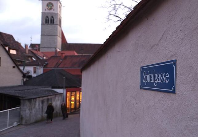 In der Spitalgasse attackierten zwei Jugendliche einen 22-Jährigen mit einem Messer. Das Opfer musste zur Behandlung ins Krankenhaus. ...