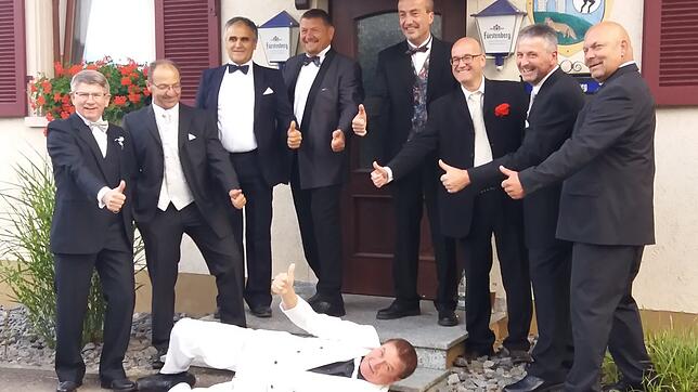 Hoppla, was ist denn da passiert, dass Reinhard Molz, der Mann mit dem weißen Hochzeitanzug, zur Freude aller auf dem staubigen Boden ...