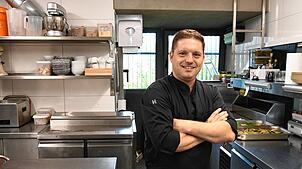 Peter Bogdanovic, Küchenchef des Gasthauses Sternen in Singen-Bohlingen, in seinem Reich, der Küche (Archivbild). Am 1. Oktober kocht er ...