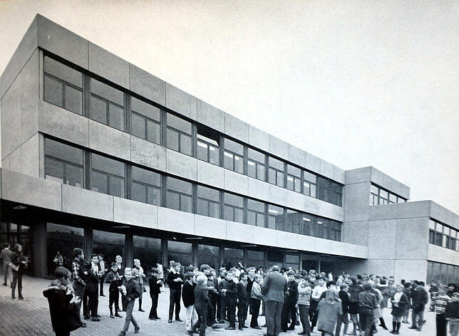 Blick auf das Klettgau-Gymnasium mit seinem Schulhof bei der Einweihungsfeier 1969.