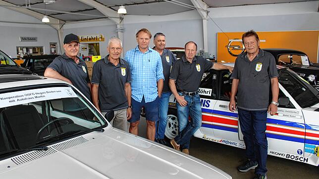 Präsentieren sich zwischen zwei Rennwagen: v.li.: Tom Pfeiffer (Beisitzer), Matthias Voßbeck (Schriftführer), Jens Martin (Mitglied und ...