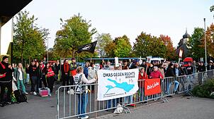 Etwa 70 Menschen haben sich am Dienstagabend vor dem Bürgerhaus in Kluftern versammelt. Sie demonstrieren gegen eine AfD-Veranstaltung ...