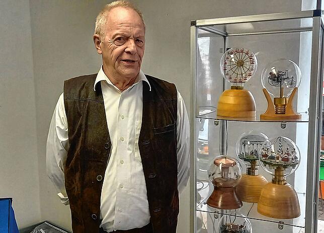 Adalbert Emser stellt im Doschhaus Glühbirnenschiffe aus.