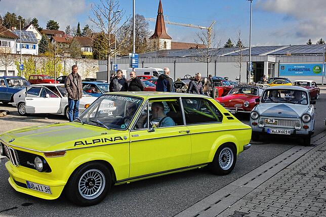 65 Oldtimer machen sich auf den Weg. Bild: Christel Rossner