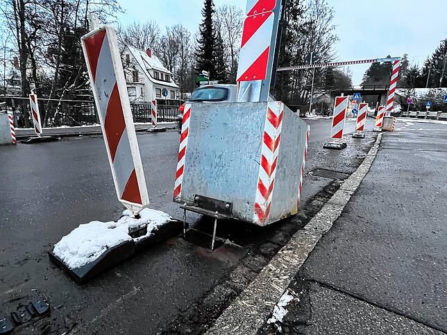 Die Halterung ist aus der Verankerung gerissen.