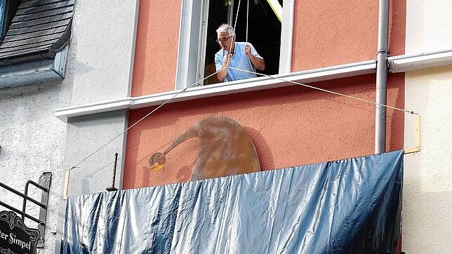 Thomas Kauter bei der Enthüllung der neuen Fassade an der Seestraße.