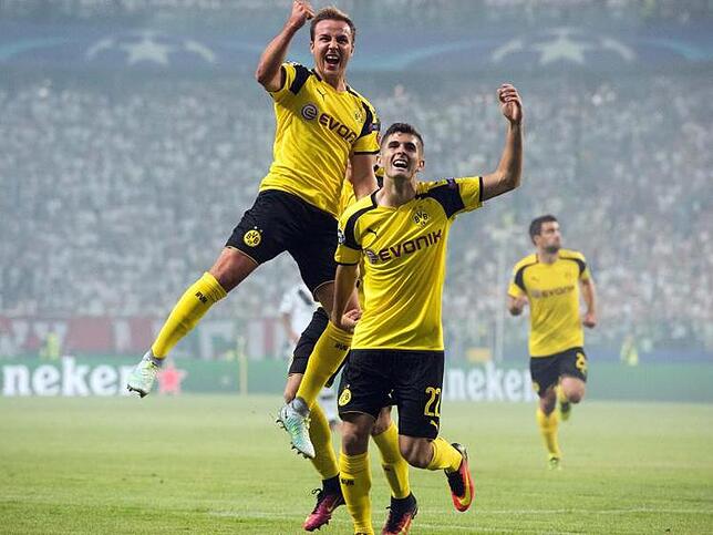 Auftakt geglückt Die Dortmunder bejubeln den Auftakttreffer von Mario Götze (l). Der BVB siegt 6:0 bei Legia Warschau. Foto: Bernd Thissen