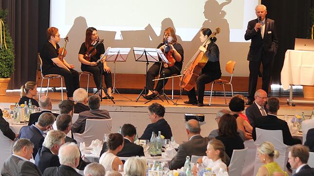 Unternehmensgründer Hans Bommer beim Festakt zum 50-jährigen Bestehen der Firma Puren in Überlingen. Das Clover Streichquartett mit den ...