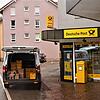 Ein mit Paketen und Briefen beladenes Transportfahrzeug wartet vor der Postagentur an der Waldshuter Straße. Sie schließt zum 31. Mai.