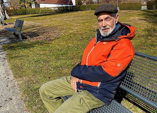 Auf der Bank sitzt Lothar Mayer und blickt auf den See: &bdquo;Ich genieße jeden Morgen da am See.&ldquo; Hat er neue Hoffnungen im ...