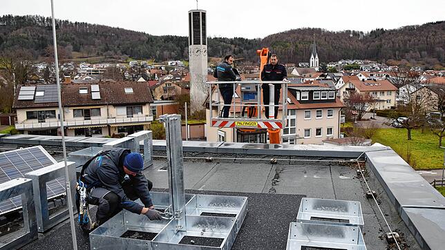 Links arbeitet gerade Marco Strauß von der Firma Meder Comm Tech am Fundament für die neue Sirene auf der Sernatingen-Schule. Im ...