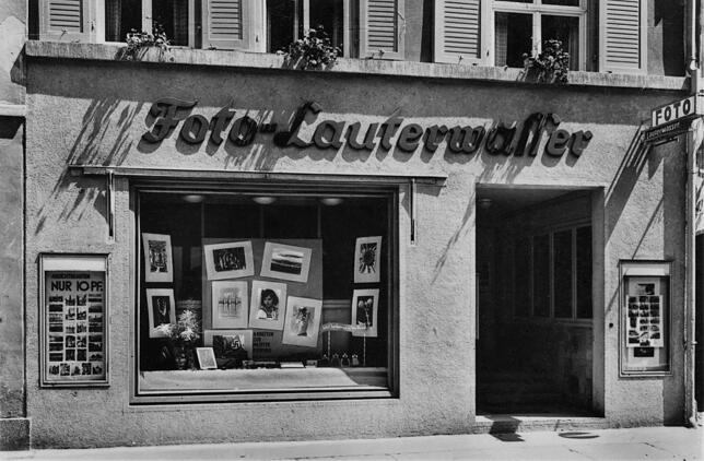 In der Zeit nach dem Zweiten Weltkrieg wurden in Überlingen einige Straßen umbenannt. Die Adresse des Geschäfts änderte sich dadurch: ...