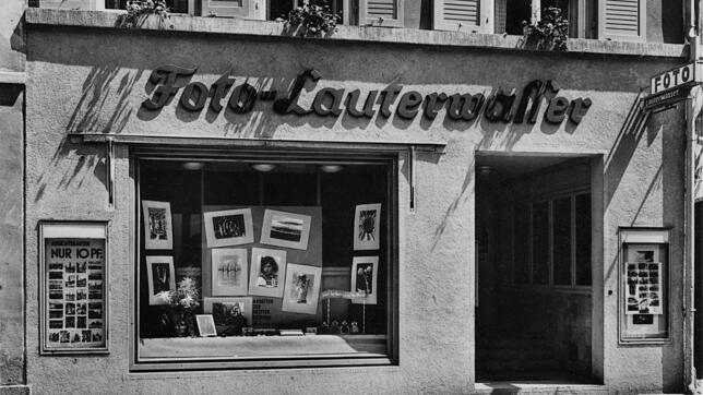 In der Zeit nach dem Zweiten Weltkrieg wurden in Überlingen einige Straßen umbenannt. Die Adresse des Geschäfts änderte sich dadurch: ...