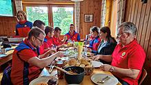 Für die diensthabende Mannschaft gehört das gemeinsame Mittagessen zum festen Tagesablauf – es sei denn, es kommt ein Einsatz dazwischen.