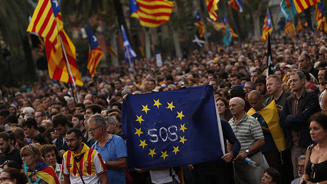 Unterstützer der Unabhängigkeit Kataloniens demonstrieren in Barcelona und halten eine Europa-Flagge hoch. Die Konstanzer ...
