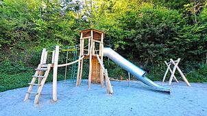 Der Spielplatz in der Wehrer Schlossstraße ist erneuert worden. Auch die vielfach gewünschte Röhrenrutsche ist angeschafft und aufgebaut ...