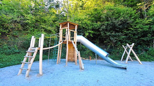 Der Spielplatz in der Wehrer Schlossstraße ist erneuert worden. Auch die vielfach gewünschte Röhrenrutsche ist angeschafft und aufgebaut ...