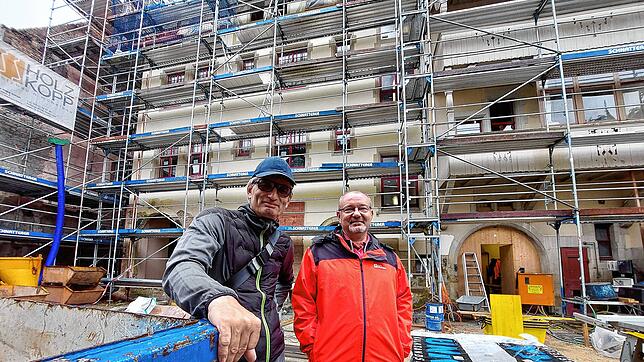 Es geht voran. Das freut (von links) den Architekten Christoph Bauer und den Bauherrn Christian Stadler. Die Bauarbeiten werden aber ...