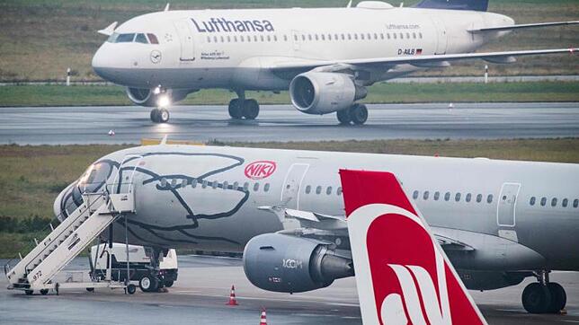 Ein Niki-Flugzeug auf dem Flughafen Düsseldorf.