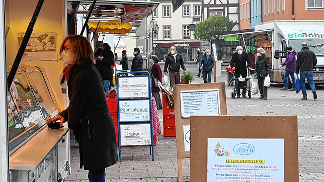 Einkaufen auf dem Radolfzeller Wochenmarkt: Die Marktbeschicker befürchten eine schwächere Frequenz durch die Schließung der ...