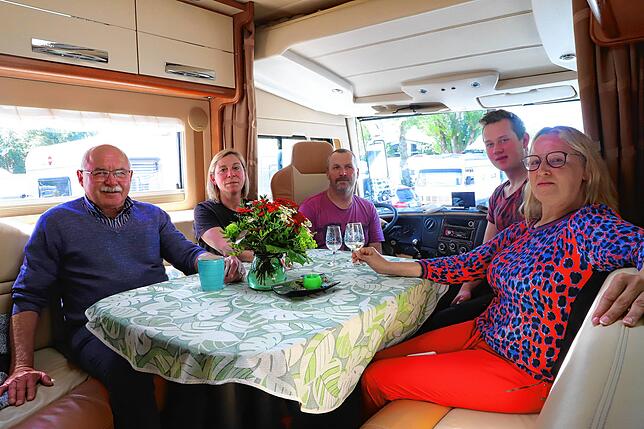 Gesellige Runde: Helmut Zepf, Elvira Diez, Martin Nester, Marco Nester und Griselda Zepf (von links)