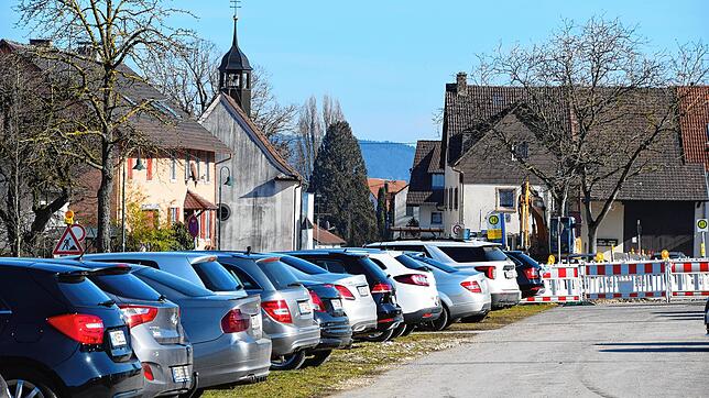 Etwa dort, wo auf dem Bild die rot-weißen Zäune zu sehen sind, soll später das Multifunktionsgebäude des Mobilitäts-Hubs entstehen.
