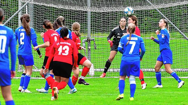 Kopfballtor: Carla Masche (Zweite von rechts) gleicht in der Partie beim FC Weizen zum 1:1 für die SG Hochrhein/Geißlingen aus.
