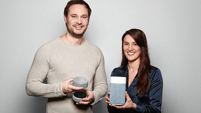 Das Gründer-Duo: Florence Wenzler mit dem Sprachassistenten und Mark Collmann mit seinem Alexa-Zusatz.