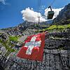 Alle Jahre wieder hängt die rot-weiße Schweizer Nationalflagge an der Felswand des Säntis im Alpsteingebirge. Hier eine Aufnahme aus dem ...