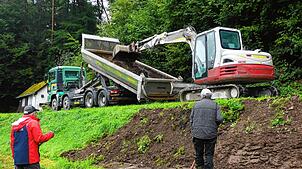 Philipp Frässle (links) und Werner Salomon unterstützen die Baggerarbeiten. Sie reinigen die freigelegte Fahrbahn. Foto: Rotraud Opfermann
