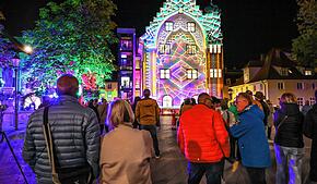 Eindrucksvolle Lichtshow am Radolfzeller Marktplatz: Viele Besucher sehen in der Kulturnacht der Installation an der Fassade des ...