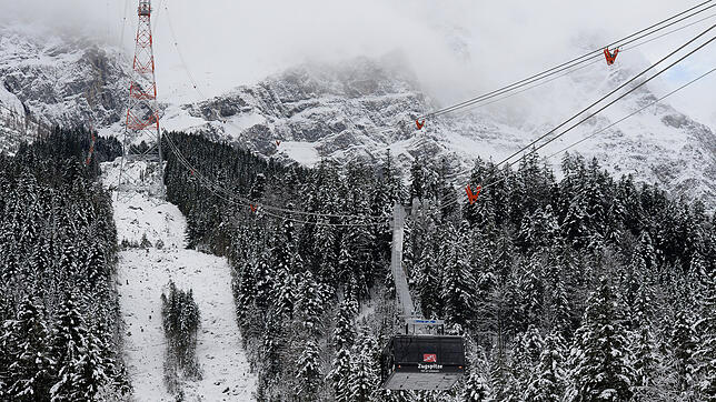Die neue Seilbahn zur Zugspitze fährt in Garmisch-Partenkirchen (Bayern) Richtung Gipfel. Die neue Seilbahn wartet mit drei Weltrekorden ...