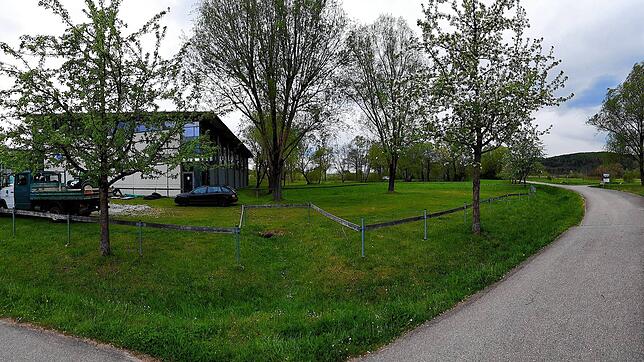 Zwischen der Sporthalle Bodman (links) und dem Weg ins Naturschutzgebiet (rechts) soll die Outdoor-Sportanlage mit Pumptrack und vielem ...