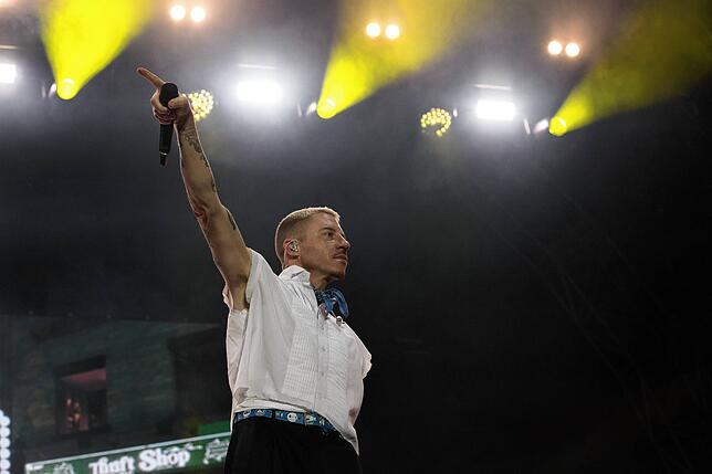 Macklemore erinnert sich an sein erstes Open Air St. Gallen mit 45 Zuschauern. 2023 kommen wesentlich mehr zum Aufritt des Headliners.