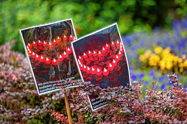 Nach der Messerattacke auf dem Solinger Stadtfest haben Menschen in der Nähe des Tatortes Blumen und Kerzen niedergelegt.