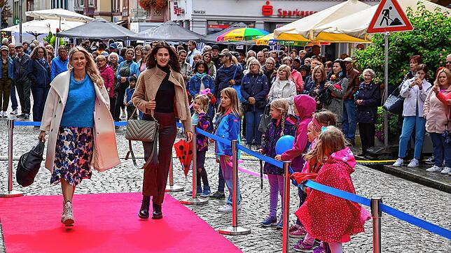 Der Villinger Einzelhandel rollt den roten Teppich nicht nur für die Models aus, die Schickes aus den örtlichen Modegeschäften ...
