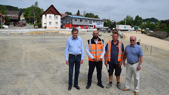 Sie freuen sich, dass alles im Zeitplan liegt (von links): Oskar Allgaier (Firma Strobel), Ideal Dinaj (Ingenieurbüro Langenbach), Uwe ...