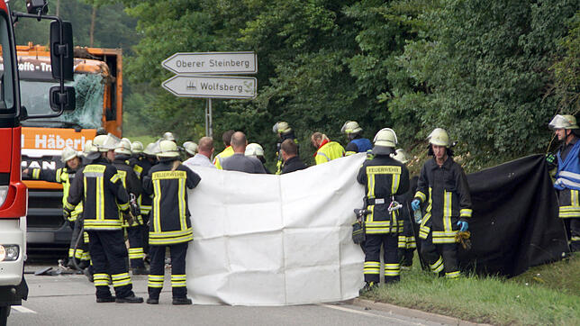 Feuerwehrkräfte arbeiten  auf einer Straße bei Nagold (Kreis Calw) an einer Unfallstelle, an der ein Müllwagen auf ein Auto gekippt war. ...