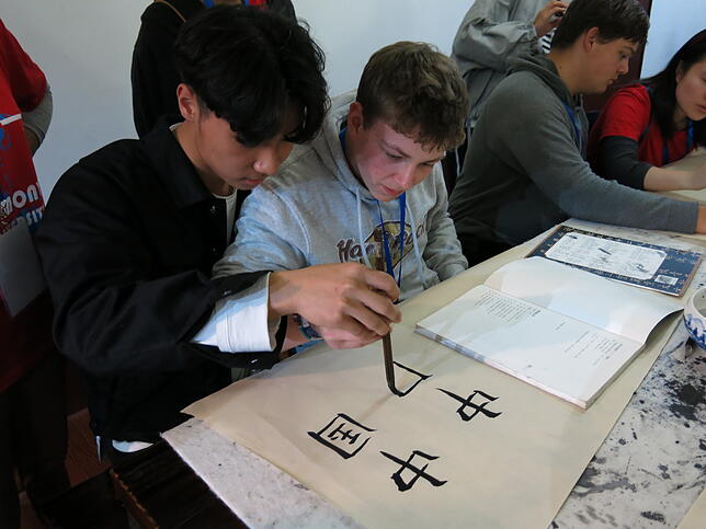 Kalligrafie ist eine uralte chinesische Schreibtechnik, die viel Fingerspitzengefühl verlangt, um die schwarze Tusche sauber auf das ...