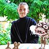 Isabella Scherer zeigt einen Teil der Figuren, die sie bei der Kreativwoche der Kulturakademie hergestellt hat.