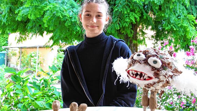 Isabella Scherer zeigt einen Teil der Figuren, die sie bei der Kreativwoche der Kulturakademie hergestellt hat.