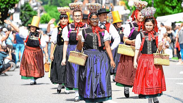 Beim großen Schwarzwälder Trachtenumzug durch die Triberger Innenstadt beteiligen sich am Sonntag, 26. Mai, über 900 Trachtenträger und ...
