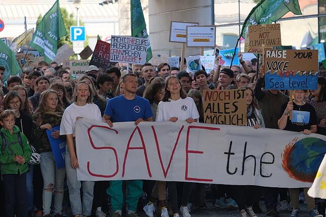 Rund 2000 Menschen gingen beim Klimastreik Ende September in Friedrichshafen auf die Straße. (Archivbild)